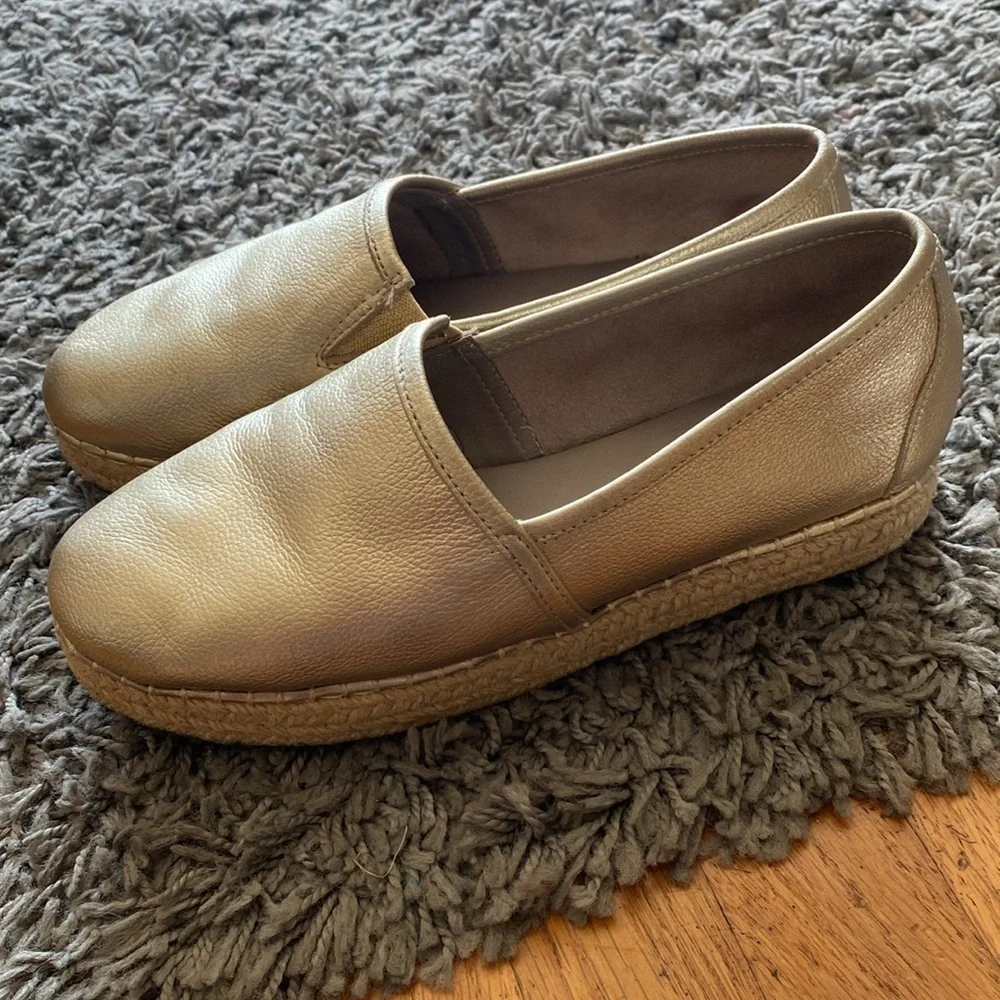 Chocolat Blu Shoes Womens Espadrille Slip On Flats Gold Faux Leather Casual 37